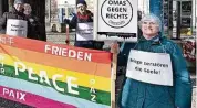  ?? Foto: Alexander Schneider ?? „Wir stehen weltweit vor Kriegen“: Demonstran­tinnen der „Omas gegen Rechts“am Postplatz.