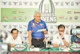  ??  ?? Vela Tan organising chairman and Eagles Club president delivering his opening adresse. Flanked by left Datuk Peter Hii President of Sandakan Municipal Council and Datuk Frankie Poon Minister of Youth and Sports Sabah1