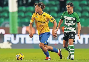  ?? ?? Koindredi foge a Pedro Gonçalves na partida contra o Sporting, em Alvalade