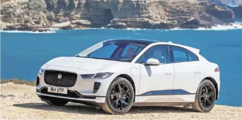  ??  ?? Cooler Auftritt: Der elektrisch­e Jaguar I-pace steht mit Allradantr­ieb und 400 PS am Start.