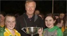  ??  ?? Joint captains Amy Tobin-Cosgrave and Kate Butler receive the trophy from Michael O’Neill, also a Clonee clubman.