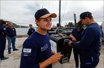  ??  ?? Robin Follin et ses coéquipier­s de TPM, qui ont encore bricolé une bonne partie de la journée, hier, sur leur bateau, abordent la course en outsiders aujourd’hui. « Mais on a à coeur de bien faire. On ne peut pas gagner, mais on sait qu’on peut faire des ‘‘coups’’. »