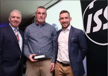  ??  ?? Colin Keeling with Kilkenny GAA hurling star Richie Hogan (right) and ISS managing director Eric Doyle