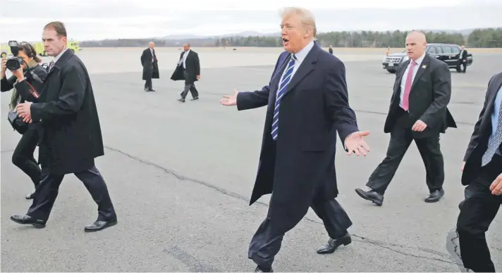  ??  ?? ► El Presidente Trump saluda a sus partidario­s a su llegada ayer al aeropuerto de Greenbrier Valley, en Lewisburg, Virginia Occidental.