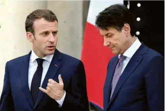  ??  ?? O francês Emmanuel Macron (à esq.) e o italiano Giuseppe Conte em Paris