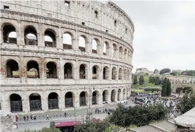  ?? LaPresse/Ansa ?? Consolidam­ento delle strutture ipogee e restauro: è questo l’appalto aggiudicat­o dalla Cobar. Sotto, i Bronzi di Riace