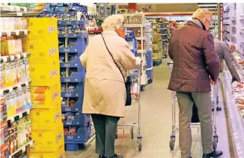 ?? FOTO: PICTURE ALLIANCE/DPA ?? Laut Experten hat es nichts mit erhöhter Risikobere­itschaft zu tun, wenn Senioren noch im Supermarkt einkaufen. Generell tun sich alle Menschen schwer, auf Gewohnheit­en zu verzichten.