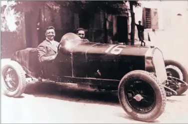  ??  ?? Enzo Ferrari, creador de la escudería de F1, en un Alfa Romeo durante su época como piloto en 1927.