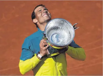  ?? FOTO: CHRISTOPHE ENA/DPA ?? Nur dank Schmerzmit­tel zum nächsten Triumph in Paris: Trotz einer Fußverletz­ung sicherte sich Rafale Nadal seinen 14. Sieg bei den French Open.
