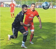  ?? FOTO: KLAUS EICHLER ?? Der SV Fronhofen (re. Florian Haßler) will weiter oben mitspielen, während es für den SV Beuren (Kai Herrmann) für ganz vorne nicht reicht.