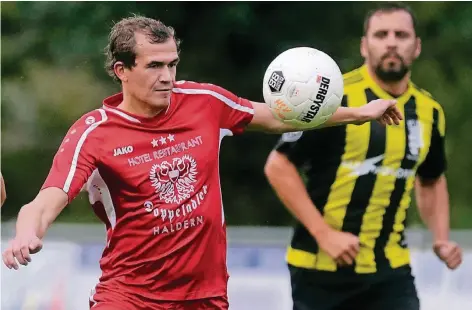  ?? FOTO: THORSTEN LINDEKAMP ?? Lukas Zitter (links) erzielte für den SV Haldern im Spiel gegen Westfalia Anholt den Siegtreffe­r zum 2:0.