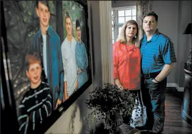  ?? ZBIGNIEW BZDAK/CHICAGO TRIBUNE ?? Becky and Mike Savage with a painting of their sons, Matthew, from left, Nick, Jack and Justin, at their home in Granger, Indiana.
