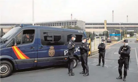  ?? EFE ?? Efectivos policiales durante el registro de la planta de Alu Ibérica en La Coruña, el pasado mes de marzo