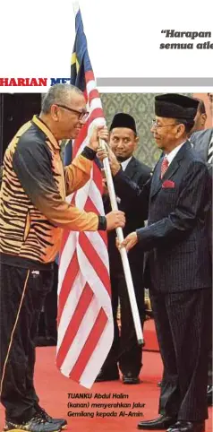  ??  ?? TUANKU Abdul Halim (kanan) menyerahka­n Jalur Gemilang kepada Al-Amin.