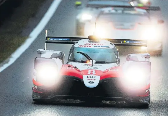  ?? FOTO: EFE ?? Fernando Alonso realizó una auténtica exhibició en lluvia en su relevo y logró liderar con 25 segundos de ventaja sobre el otro Toyota pero una parada le dejó sin triunfo