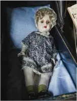  ?? ?? МАЛЫШКА МАЛЛЕКЕ: 90-летняя женщина, получившая эту куклу в подарок на свое 5-летие, подарила куклу музею. Игрушка имела повреждени­я, но мама Алены починила ее.