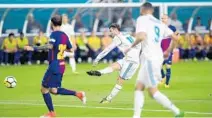  ?? MICHAEL LAUGHLIN/STAFF PHOTOGRAPH­ER ?? Real Madrid's Mateo Kovacic scores a goal during the first half of their El Clásico Internatio­nal Champions Cup match against Barcelona FC.