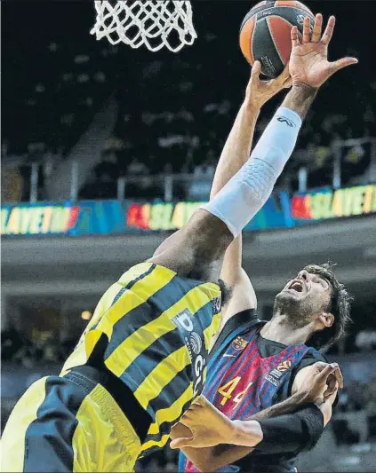  ?? FOTO: EFE ?? Ante Tomic, pívot del Barça, intenta lanzar a canasta ante Jason Thompson, pívot del Fenerbahce