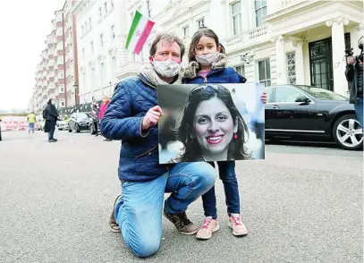  ?? EFE ?? Richard y su hija Gabriella, de 6 años, desean que Nazanin vuelva a Londres después de la injusta ausencia y encarcelam­iento