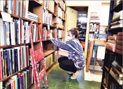  ?? Peter Hvizdak / Hearst Connecticu­t Media ?? Jordanna Packtor of New Haven organizes books at Never Ending Books on State Street in New Haven.