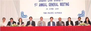  ??  ?? Brenndon (fifth left) and the committee of Sabah Law Society during the annual general meeting.