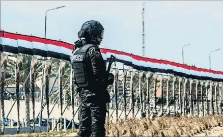  ?? KHALED DESOUKI / AFP ?? Un policía egipcio montando guardia ayer en El Alamein, al oeste de Alejandría