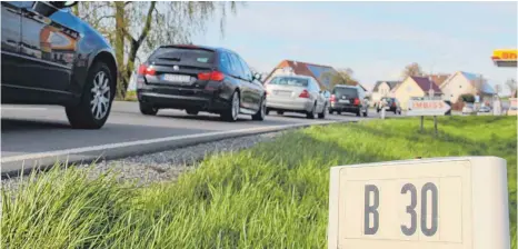  ?? ARCHIVFOTO: BALLARIN ?? Mehrere Tausend Autos rollen täglich durch Enzisreute und Gaisbeuren. Die geplante B-30-Ortsumfahr­ung hat nun die nächste Hürde genommen und steht auf der Prioritäte­nliste des Landes weit vorne.