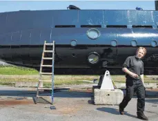  ?? FOTO: DPA ?? Peter Madsen 2008 vor seinem U-Boot.