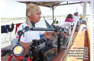  ??  ?? JOE melakukan suntingan video untuk program voluntouri­sm di Pulau Bum Bum, Semporna.