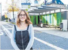  ?? FOTO: JULIUS BÖHM ?? Die 16-jährige Nina Bäumler an der Stelle, an der sie einem der Verletzten der Messeratta­cke geholfen hat.