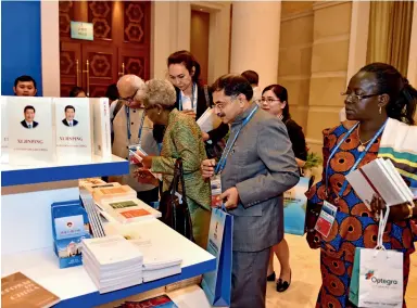  ??  ?? Les livres présentés, dont Xi Jinping : La gouvernanc­e de la Chine, ont intéressé les participan­ts.