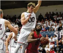  ?? DAVID JABLONSKI / STAFF ?? Dayton’s Josh Cunningham looks for a shot against Saint Mary’s on Tuesday at McKeon Pavilion in Moraga, Calif. Cunningham scored just nine points as the Flyers fell to 5-6.