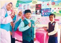  ??  ?? PAMERAN hasil kerja murid SK Merintaman sempena Program IMAN 2018.