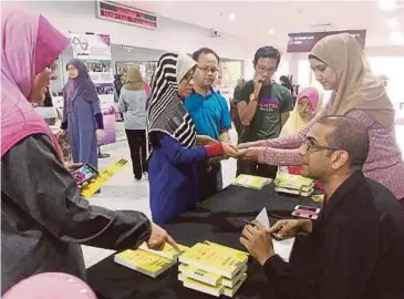  ??  ?? BERSAMA buku yang diilhamkan slepas menjaga ahli keluarga yang menghidap kanser.
PROFIL
NAMA: Dr Khairul Azlan Kamaludin UMUR: 41 tahun
ASAL: Kuala Ketil, Kedah
JAWATAN: Pakar Perubatan Kecemasan & Ketua Jabatan Kecemasan Hospital Langkawi...