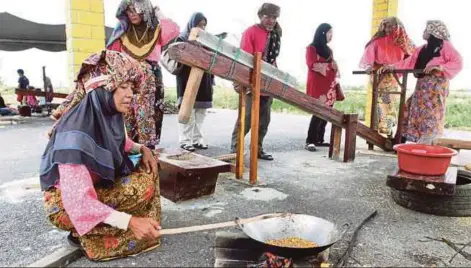  ??  ?? PESERTA bekerjasam­a menghasilk­an emping pada program Moh Mengemping Padi 2017 di Kampung Pahang Tua.