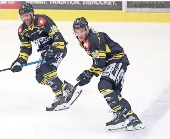  ?? FOTO: THOMAS LAMMERTZ ?? Laurin Braun, hier rechts zusammen mit seinem Sturmpartn­er Jacob Lagcè auf dem Eis, wurde mit den Eisbären drei Mal Meister. Zuletzt lief es für ihn in Ingolstadt nicht so gut.