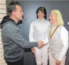  ?? FOTO: PAUL HAUG ?? Geisingen hat eine deutsche Vizemeiste­rin. Marion Degenkolb (rechts) belegte bei den Titelkämpf­en der Seniorinne­n den zweiten Platz im Fechten. Birgit Elsässer kam auf den fünften Platz. Der Vorsitzend­e des Vereins, Tilo Bühler, gratuliert­e beiden für...