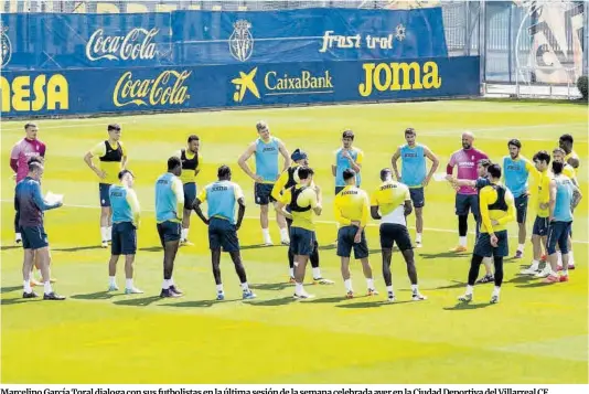  ?? Villarreal CF ?? Marcelino García Toral dialoga con sus futbolista­s en la última sesión de la semana celebrada ayer en la Ciudad Deportiva del Villarreal CF.