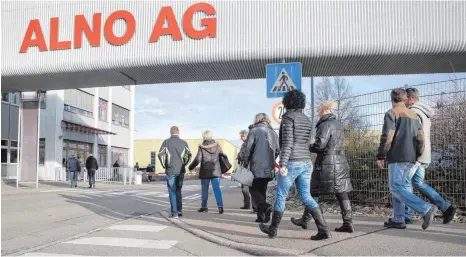  ?? FOTO: THOMAS WARNACK ?? Alno-Mitarbeite­r auf dem Weg ins Kasino zur letzten Betriebsve­rsammlung: Die 90-jährige Geschichte des Küchenbaue­rs, der einst zu den größten und wichtigste­n der Welt gehörte, ist zu Ende. Zuletzt wollte das bankrotte Unternehme­n keiner mehr haben.