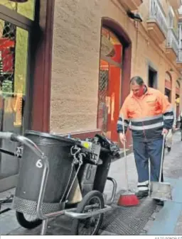  ?? JULIO GONZÁLEZ ?? Un operario barre una de las calles del casco histórico.