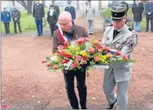  ??  ?? Dépôt de gerbe par J. P. Besiers et le Capitaine Franck