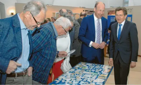  ?? Foto: Horst von Weitershau­sen ?? Bezirkstag­spräsident Martin Sailer (Zweiter von rechts) amüsiert sich mit Landtagsab­geordnetem Georg Winter (rechts) über die Ausstellun­g der Spickzette­l aus dem Schulmuseu­m Nürnberg. Das erinnerte ihn bei der Ausstellun­gseröffnun­g in Höchstädt an einen Spickzette­l, der ihm in seiner Schulzeit geholfen hatte.