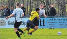  ?? SZ-FOTO: MAS ?? Kopf an Kopf: Die SF Donauriede­n (gelb) und der TSV Rißtissen (weiß) liegen gleichauf an der Spitze der Kreisliga B1.