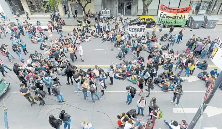  ?? ANDRES DELIA ?? En la calle. Cientos de estudiante­s se movilizaro­n ayer a la puerta de la Defensoría del Pueblo de la Ciudad para acompañar a sus pares en la audiencia con el Gobierno.