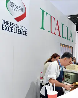  ??  ?? Visitors taste Italian food at the Shanghai Internatio­nal Import Expo on November 8, 2018.