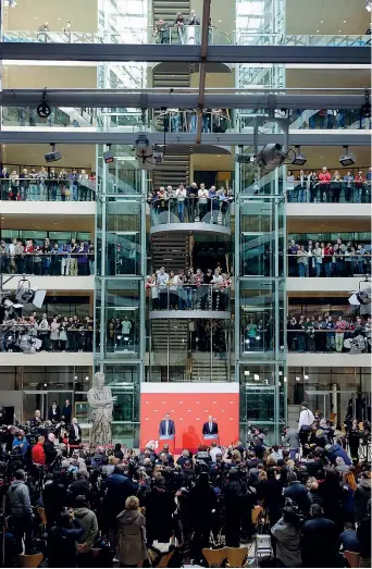  ?? (Foto Ap) ?? A Berlino Dietmar Nietan e Olaf Scholz, nel quartier generale Spd, annunciano il via libera all’alleanza con la Cdu