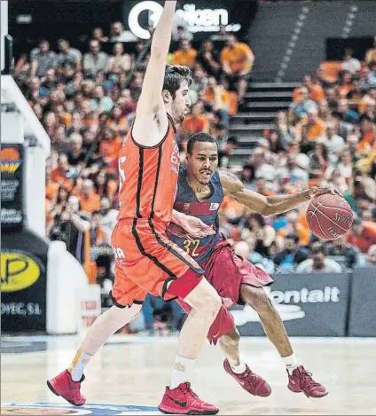  ?? FOTO: EFE ?? Alex Renfroe, base del Barça, intenta superar la defensa de Guillem Vives, del Valencia Basket, en el primer partido de la serie
