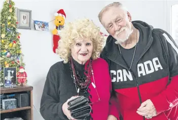  ?? BOB TYMCZYSZYN/STANDARD STAFF ?? Niagara Falls resident Hank Handke and his wife, Margaret, are grateful to fellow Niagara Falls resident Ron Keown for finding Margaret's wallet, which went missing outside a Tim Hortons in the city on Dec. 21. Keown returned it to the couple, completely in tact, later in the day, with the help of Niagara Regional Police.