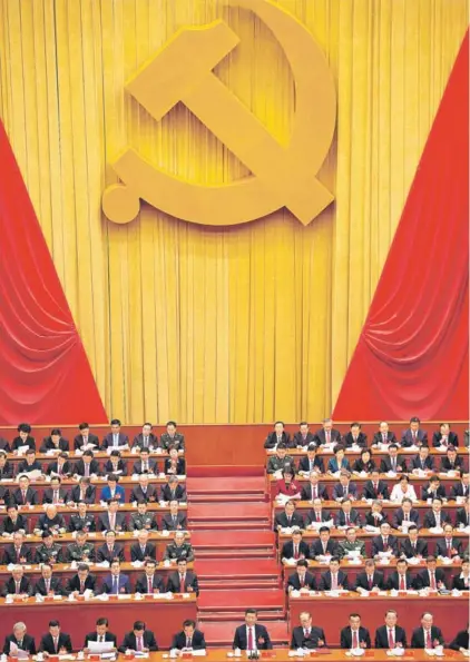  ??  ?? ► Vista general de los delegados durante la ceremonia de clausura del XIX Congreso del PCCh.