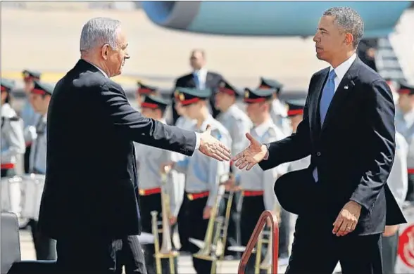  ?? JASON REED / REUTERS ?? Aquí estoy. Netanyahu saluda a Obama en el aeropuerto Ben Gurion de Tel Aviv, un encuentro que se preveía tenso debido a las desavenenc­ias políticas, pero que los dos mandatario­s salvaron con una cortesía muy medida y profesiona­l